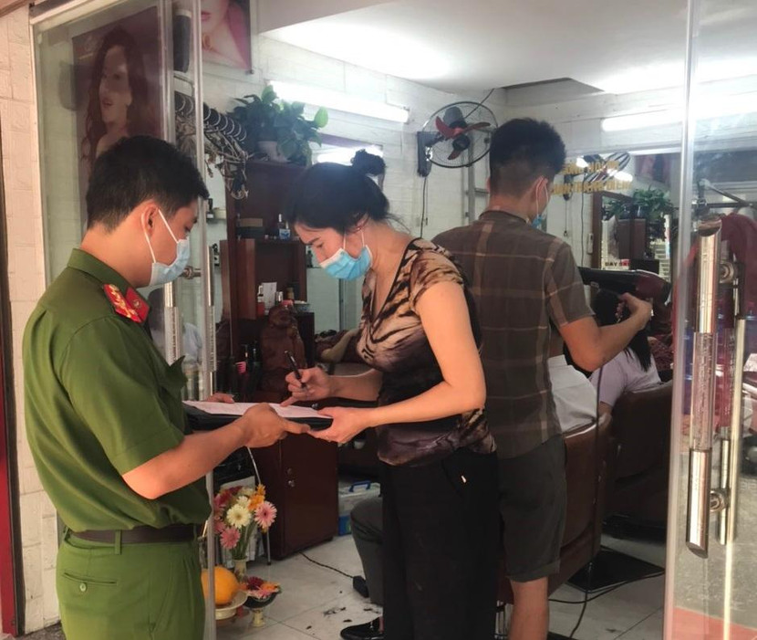 Các quán gội đầu, cắt tóc đã được Công an phường nhắc nhở, yêu cầu dừng hoạt động