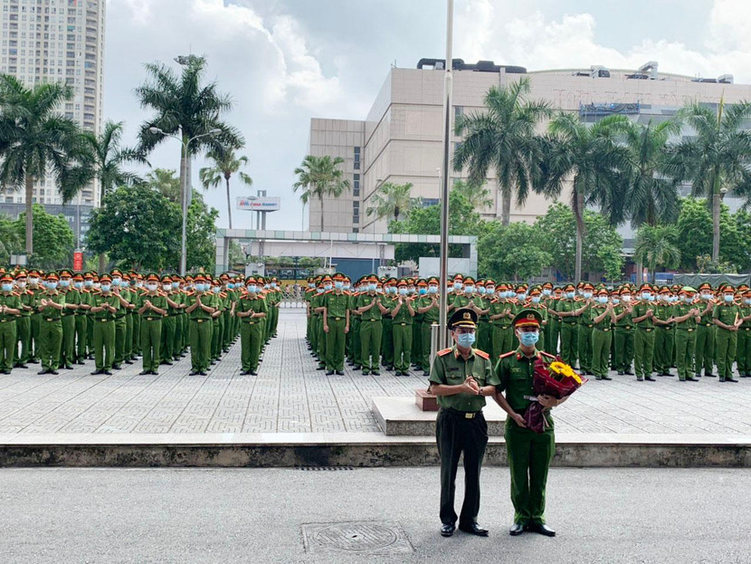 Đồng chí Phó Giám đốc Công an thành phố Hà Nội tặng hoa chúc mừng các chiến sỹ mới