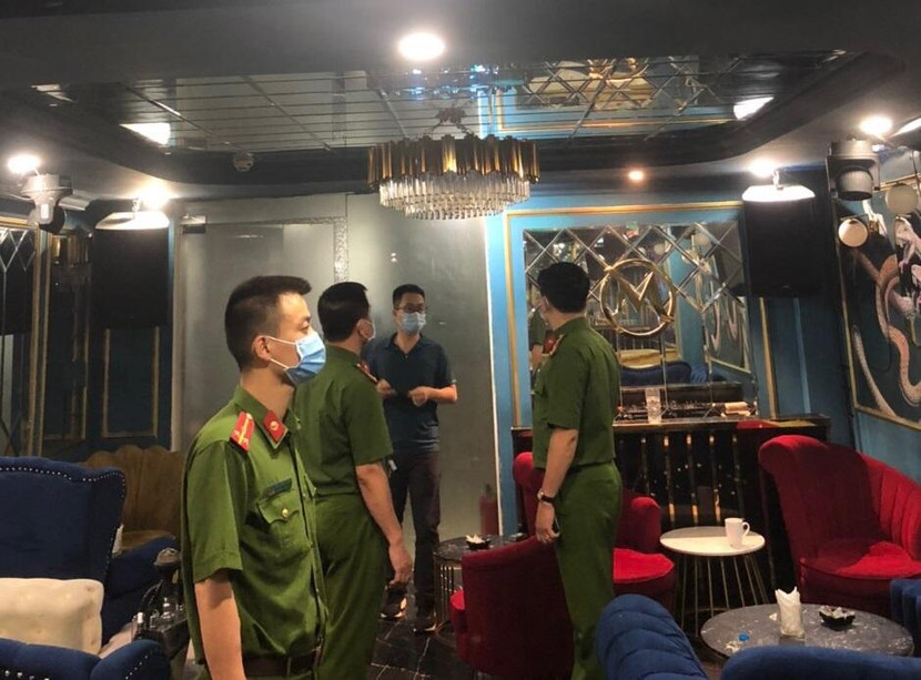 Tiến hành kiểm tra quán cà phê ở 280 Xã Đàn vào tối 26-5, cơ sở này đã đóng cửa, dừng hoạt động