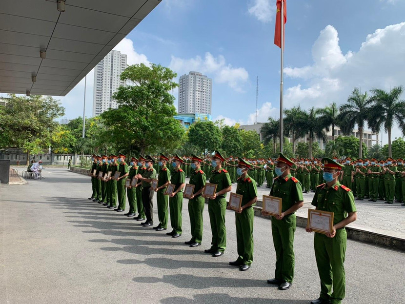 Các chiến sỹ có thành tích xuất sắc trong học tập, rèn luyện được khen thưởng