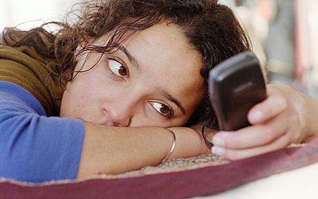 Những nguy cơ sức khỏe do "nghiện" điện thoại di động ảnh 1