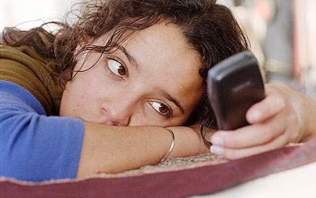 Những nguy cơ sức khỏe do "nghiện" điện thoại di động ảnh 1
