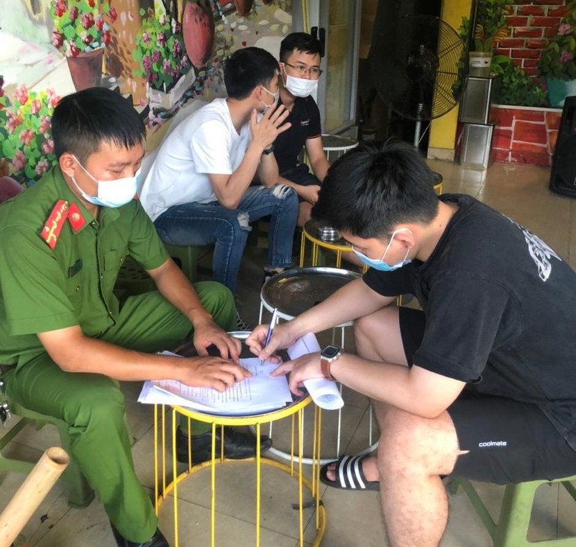 Tuyên truyền vận động người dân, chủ cơ sở kinh doanh chấp hành Công điện 14 của UBND thành phố Tuyên truyền vận động người dân, chủ cơ sở kinh doanh chấp hành Công điện 14 của UBND thành phố