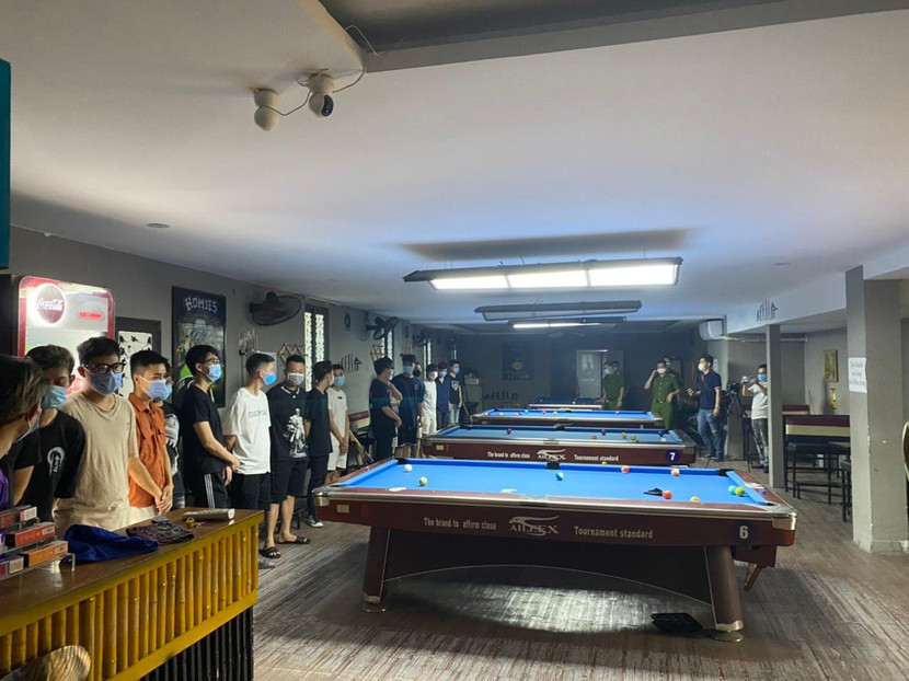 Quận Đống Đa xử phạt chủ cơ sở và 20 khách tụ tập trong quán bi - a bất chấp lệnh cấm Quận Đống Đa xử phạt chủ cơ sở và 20 khách tụ tập trong quán bi - a bất chấp lệnh cấm