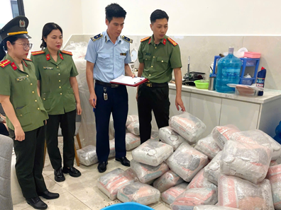 Lực lượng chức năng phát hiện cơ sở bán hàng có dấu hiệu giả nhãn hiệu sản phẩm Catsrang - thức ăn cho mèo của Công ty TNHH Fusion Group.