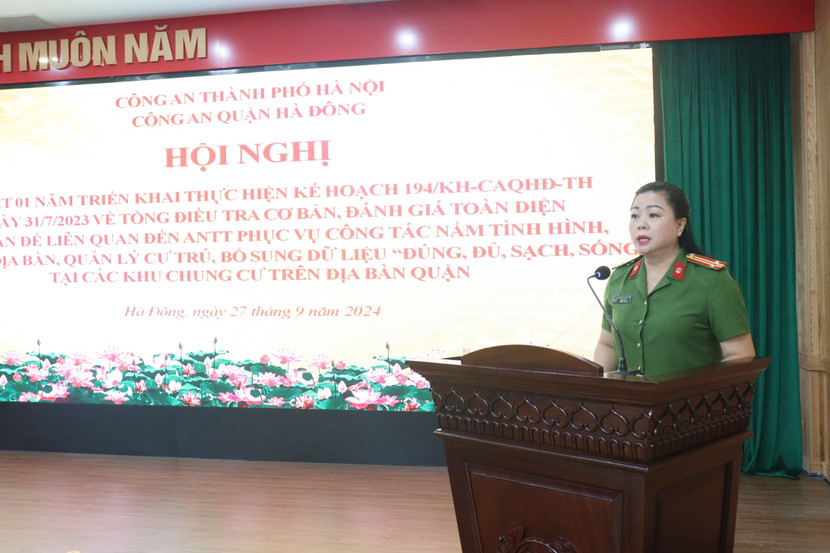 Trung tá Nguyễn Thị Hồng Yến, Đội Trưởng Đội Cảnh sát Quản lý hành chính về trật tự xã hội Công an quận Hà Đông báo cáo kết quả 1 năm triển khai kế hoạch