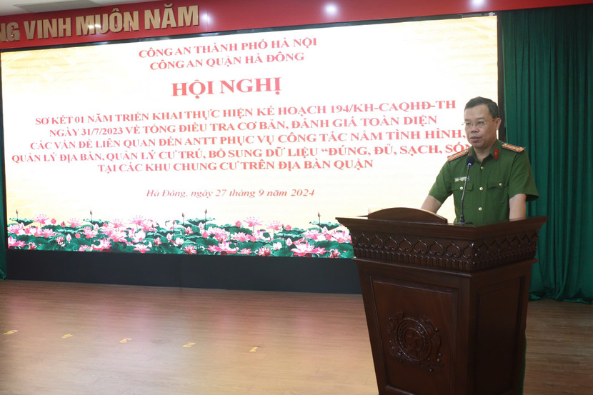 Thượng tá Lê Hữu Hoài, Phó Trưởng Công an quận Hà Đông điều hành tham luận