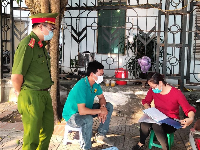 Lực lượng chức năng quận Đống Đa tăng cường xử lý các trường hợp không đeo khẩu trang nơi công cộng