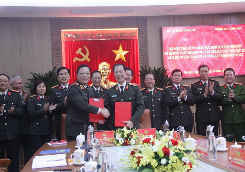 Thiếu tướng Nguyễn Hải Trung, Giám đốc CATP Hà Nội và Thiếu tướng Trần Hải Quân, Tư lệnh Bộ Tư lệnh Cảnh vệ ký Quy chế phối hợp mới giữa Bộ Tư lệnh Cảnh vệ và CATP Hà Nội