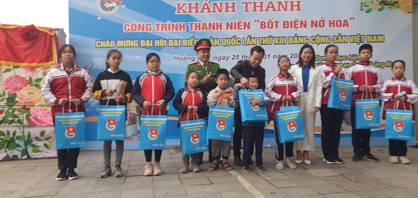 Các đơn vị phối hợp tặng 10 suất quà cho các em học sinh khó khăn