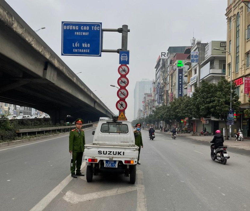 Chốt đảm bảo an toàn giao thông của CAQ Thanh Xuân trên đường Nguyễn Xiển Chốt đảm bảo an toàn giao thông của CAQ Thanh Xuân trên đường Nguyễn Xiển