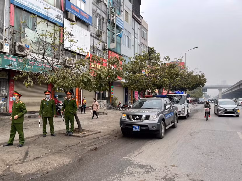 Lực lượng CSGT - TT Công an quận Thanh Xuân xử lý các vi phạm