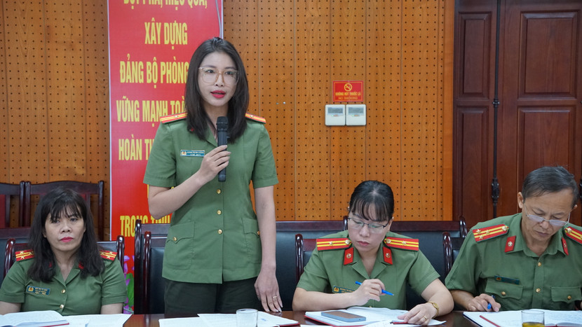 Đại diện đội nghiệp vụ nêu ý kiến xây dựng đội ngũ cán bộ kiểm tra, giám sát của Đảng chính quy tinh nhuệ, hiện đại Đại diện đội nghiệp vụ nêu ý kiến xây dựng đội ngũ cán bộ kiểm tra, giám sát của Đảng chính quy tinh nhuệ, hiện đại