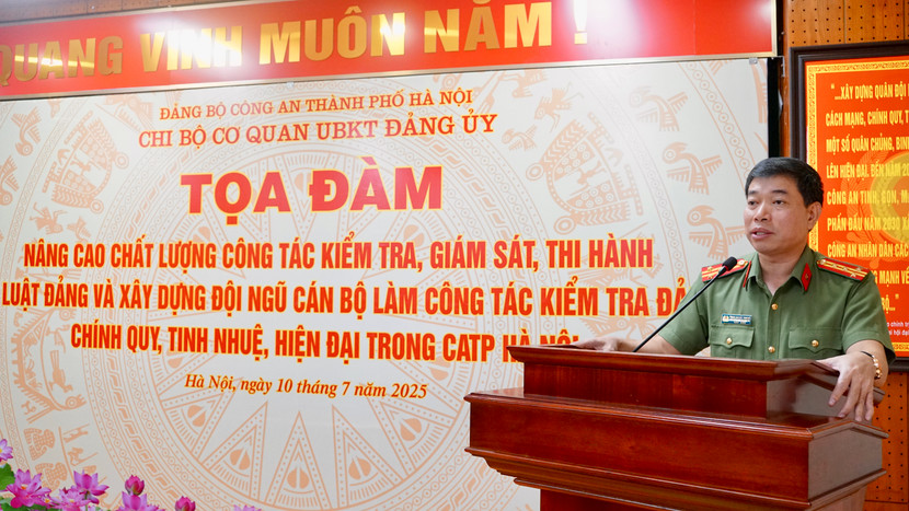 Đại tá Trần Quyết Thắng, Bí thư Chi bộ, Thủ trưởng Cơ quan UBKT Đảng ủy CATP Hà Nội phát biểu khai mạc tọa đàm Đại tá Trần Quyết Thắng, Bí thư Chi bộ, Thủ trưởng Cơ quan UBKT Đảng ủy CATP Hà Nội phát biểu khai mạc tọa đàm