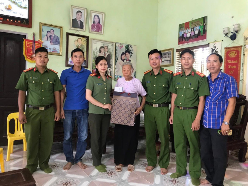 Đoàn công tác của Công an huyện Mỹ Đức thăm hỏi động viên gia đình Mẹ Việt Nam anh hùng Nguyễn Thị Nhị