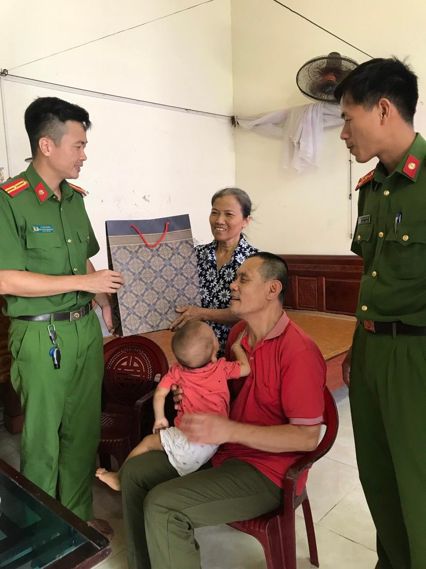 Chia sẻ động viên gia đình đồng chí, đồng đội