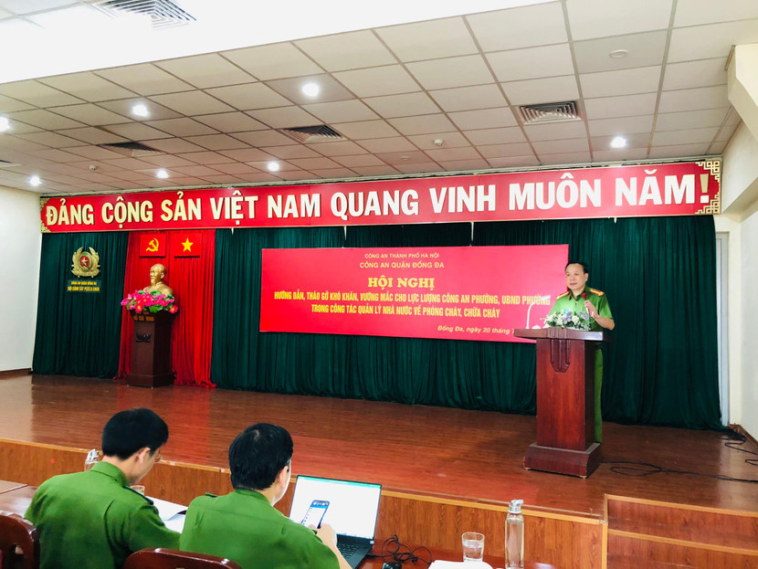 Đại tá Lê Văn Hiến, Phó Trưởng Công an quận Đống Đa phát biểu khai mạc hội nghị Đại tá Lê Văn Hiến, Phó Trưởng Công an quận Đống Đa phát biểu khai mạc hội nghị