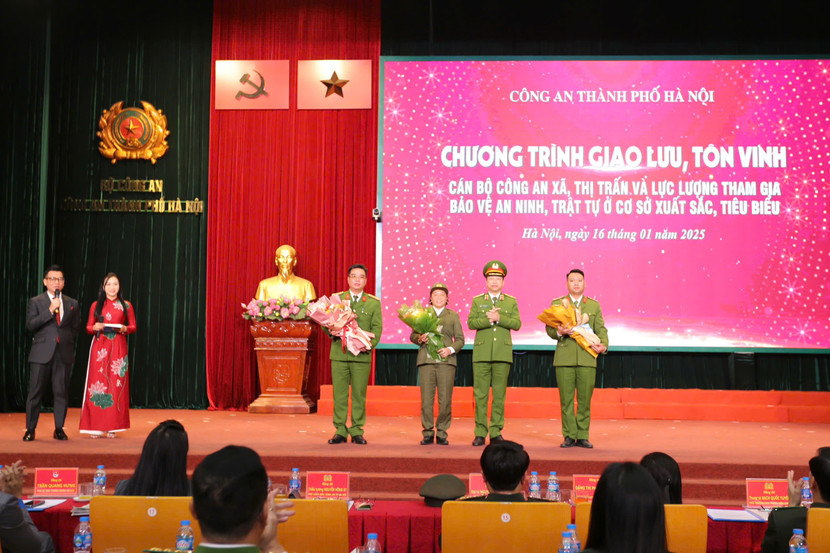 Thiếu tướng Nguyễn Hồng Ky - Phó Giám đốc CATP Hà Nội tặng hoa chúc mừng các đại diện tiêu biểu