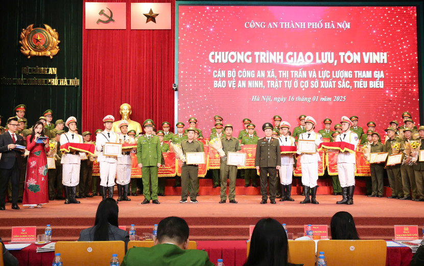 Thiếu tướng Nguyễn Hồng Ky và Đại tá Nguyễn Thanh Bình trao khen thưởng cho các tập thể, cá nhân được tuyên dương