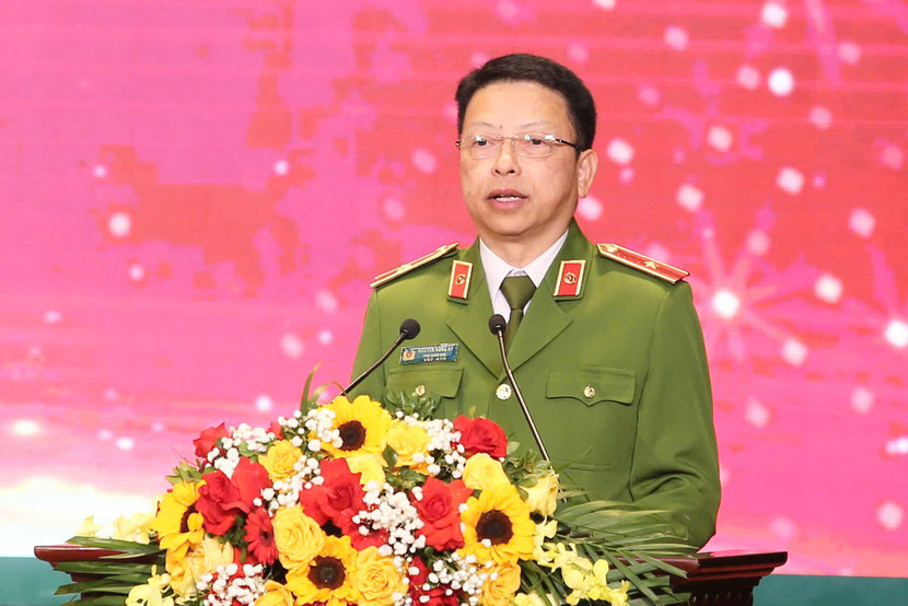 Thiếu tướng Nguyễn Hồng Ky, Phó Giám đốc CATP Hà Nội chúc mừng các thành tích, nỗ lực của các cán bộ Công an xã, lực lượng tham gia bảo vệ an ninh trật tự ở cơ sở