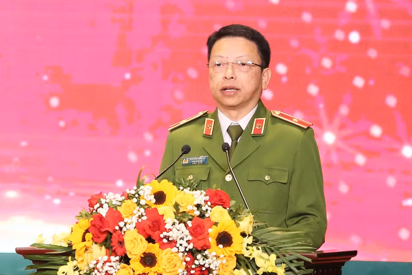 Thiếu tướng Nguyễn Hồng Ky, Phó Giám đốc CATP Hà Nội chúc mừng các thành tích, nỗ lực của các cán bộ Công an xã, lực lượng tham gia bảo vệ an ninh trật tự ở cơ sở