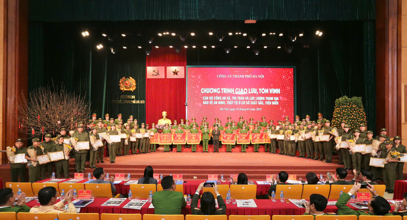 Đại diện cán bộ Công an xã, thị trấn và lực lượng tham gia bảo vệ an ninh trật tự ở cơ sở có thành tích xuất sắc, tiêu biểu được tôn vinh, khen thưởng