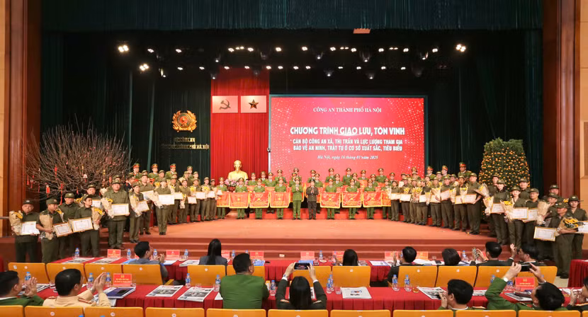 Đại diện cán bộ Công an xã, thị trấn và lực lượng tham gia bảo vệ an ninh trật tự ở cơ sở có thành tích xuất sắc, tiêu biểu được tôn vinh, khen thưởng