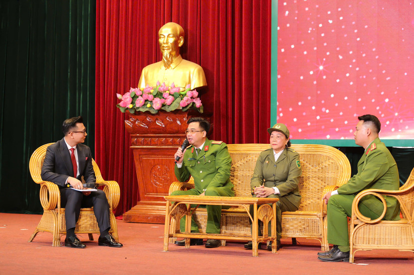 Giao lưu cán bộ Công an xã, thị trấn và lực lượng tham gia bảo vệ an ninh, trật tự ở cơ sở xuất sắc, tiêu biểu.