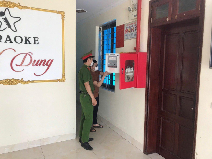 Kiểm tra các phương tiện PCCC được trang bị tại các quán karaoke. Kiểm tra các phương tiện PCCC được trang bị tại các quán karaoke.