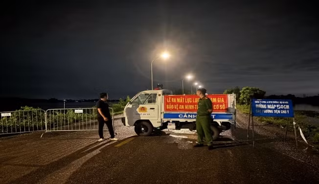 Duy trì 24/7 ứng trực tại chốt để cảnh báo, điều tiết giao thông