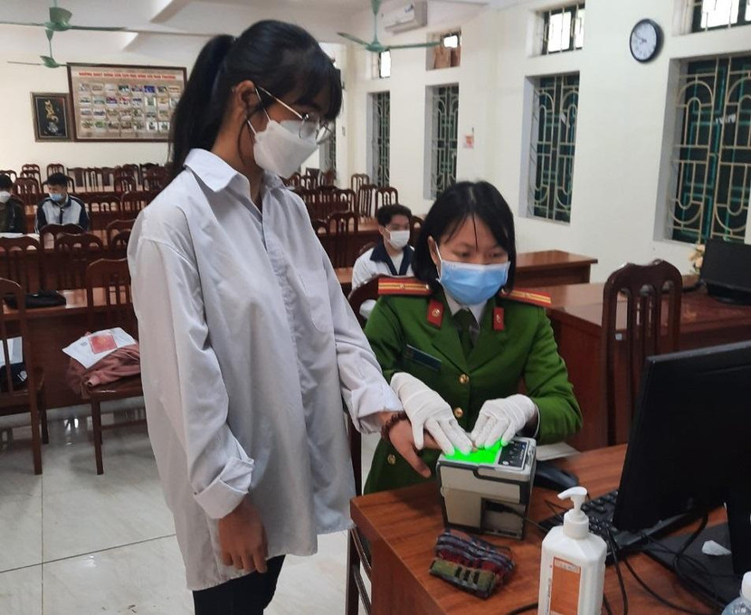 Công an huyện Thạch Thất cấp căn cước công dân cho học sinh tại các điểm tiêm vaccine Covid - 19 Công an huyện Thạch Thất cấp căn cước công dân cho học sinh tại các điểm tiêm vaccine Covid - 19