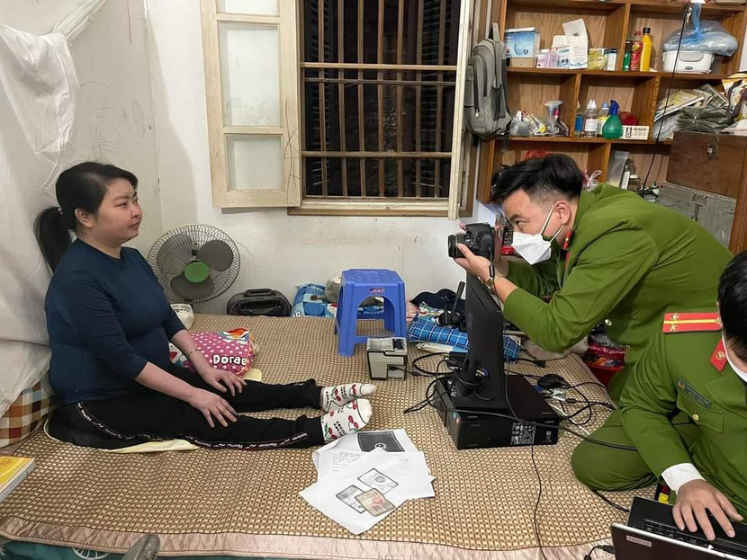 Chiếc giường bỗng hóa ghế ngồi, màn trở thành nơi treo tấm nền trắng để người dân chụp ảnh làm căn cước Chiếc giường bỗng hóa ghế ngồi, màn trở thành nơi treo tấm nền trắng để người dân chụp ảnh làm căn cước