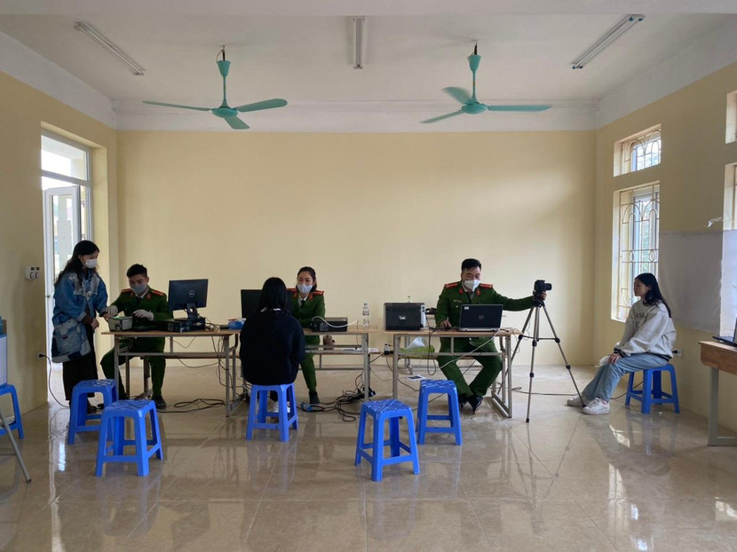 Các điểm làm căn cước tại trường học đảm bảo không gian thông thoáng và tuân thủ các quy định phòng dịch Các điểm làm căn cước tại trường học đảm bảo không gian thông thoáng và tuân thủ các quy định phòng dịch