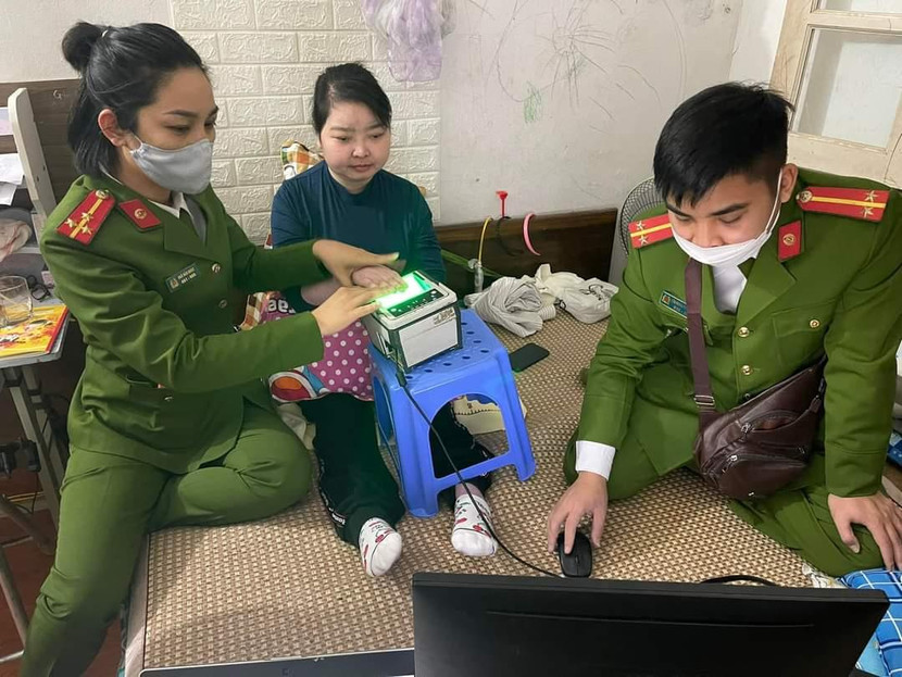 Các tổ công tác đến tận nhà phục vụ nhân dân làm căn cước gắn chip Các tổ công tác đến tận nhà phục vụ nhân dân làm căn cước gắn chip