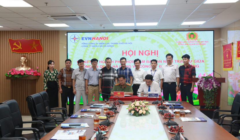 Ban lãnh đạo CAQ Hà Đông và Điện lực Hà Đông chứng kiến Lễ ký kết quy chế phối hợp giữa 2 đơn vị