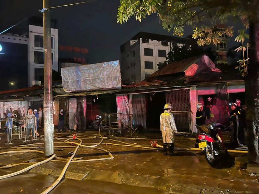 Cháy nhiều nhà tạm ở Bắc Từ Liêm