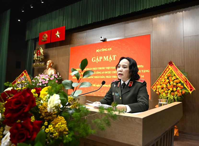 Thiếu tướng Phạm Thị Lan Anh, Cục trưởng Cục Y tế phát biểu đáp từ Thiếu tướng Phạm Thị Lan Anh, Cục trưởng Cục Y tế phát biểu đáp từ