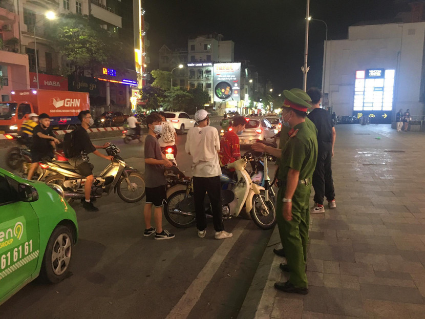 Nhắc nhở người dân chấp hành đeo khẩu trang nơi công cộng