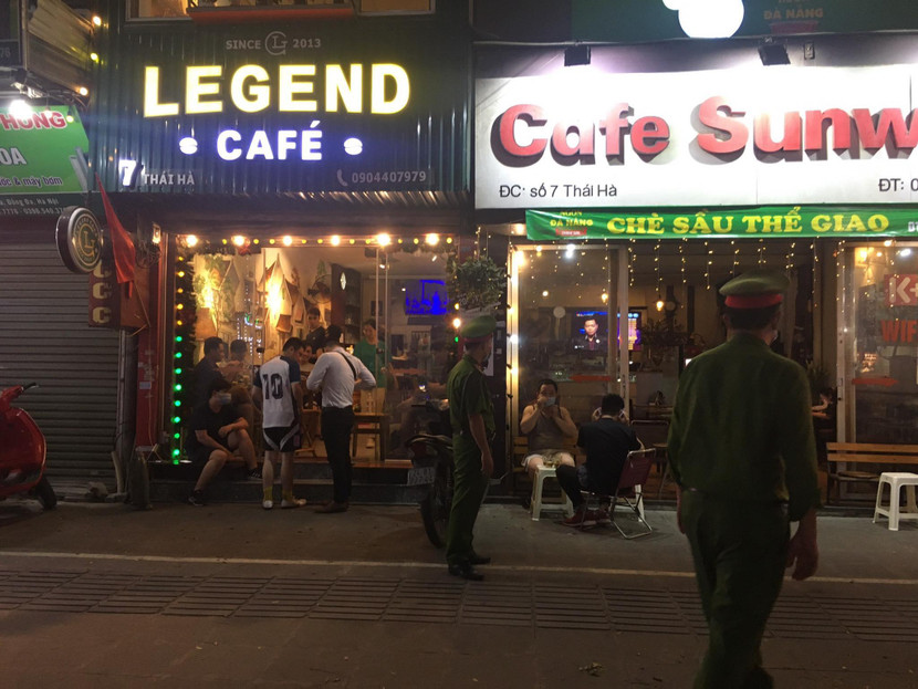 Yêu cầu các quán cà phê không bày bán, cho khách ngồi ở vỉa hè