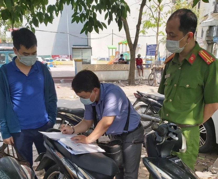 Sau khi phát miễn phí khẩu trang, lực lượng chức năng phường Phương Liên nhắc nhở, xử phạt trường hợp vi phạm quy định phòng chống dịch bệnh