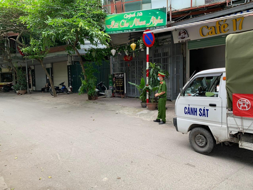 Công an phường Văn Chương tuần tra địa bàn, nhắc nhở đóng cửa các quán cà phê, trà đá vỉa hè