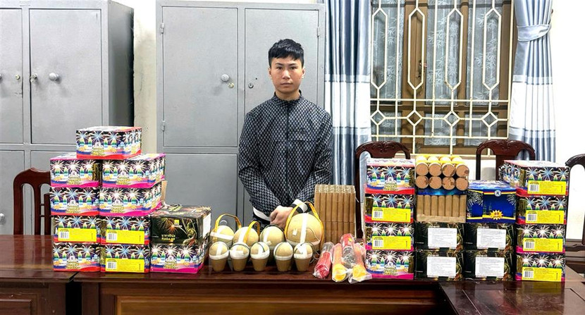 Đối tượng Nguyễn Minh Hiếu cùng tang vật thu giữ. Đối tượng Nguyễn Minh Hiếu cùng tang vật thu giữ.