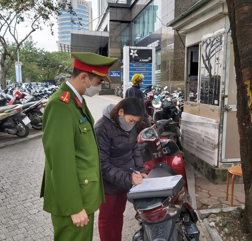 Cơ quan chức năng xử phạt mỗi trường hợp chiếm dụng lòng đường vỉa hè trông giữ xe 2,5 triệu đồng