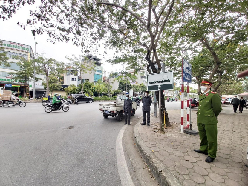 Lực lượng chức năng phường Phương Liên tuần tra xử lý trật tự đô thị