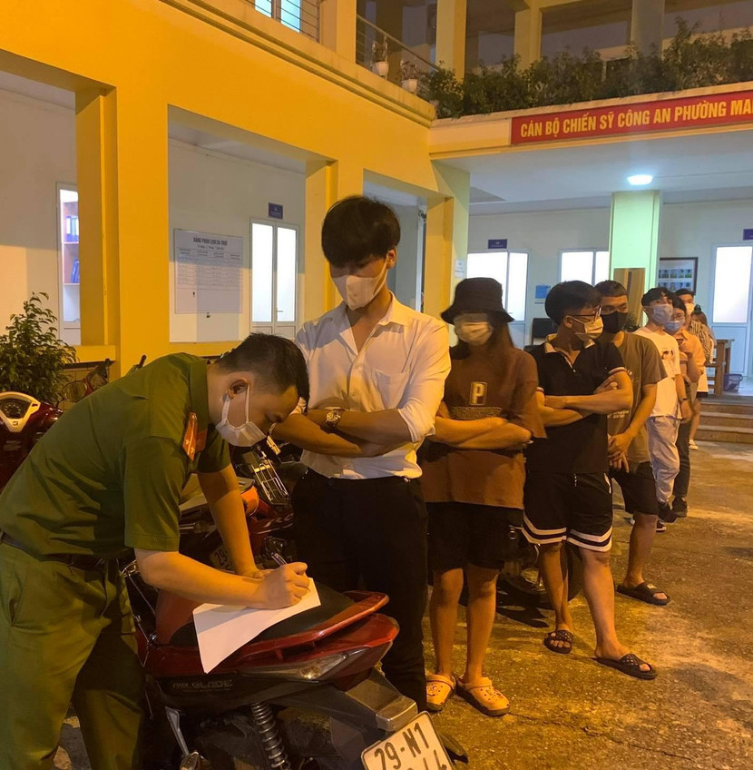 Lực lượng chức năng đã đưa những người này về trụ sở để xử lý