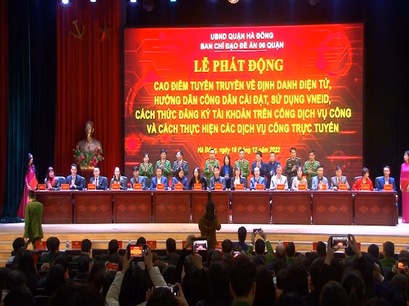 Các đơn vị ký kết thực hiện cao điểm tuyên truyền về định danh điện tử, hướng dẫn người dân cài đặt, sử dụng ứng dụng VNeID