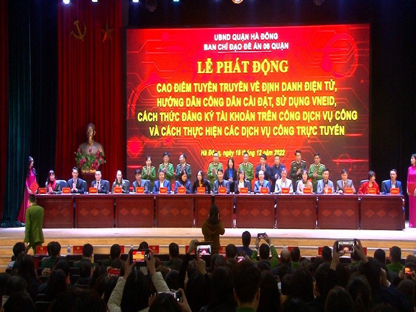Các đơn vị ký kết thực hiện cao điểm tuyên truyền về định danh điện tử, hướng dẫn người dân cài đặt, sử dụng ứng dụng VNeID Các đơn vị ký kết thực hiện cao điểm tuyên truyền về định danh điện tử, hướng dẫn người dân cài đặt, sử dụng ứng dụng VNeID