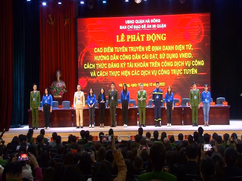 Ra mắt đội thanh niên tình nguyện hỗ trợ cài đặt sử dụng dịch vụ