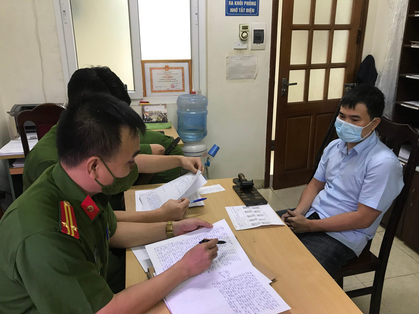 Cơ quan điều tra lấy lời khai ban đầu của đối tượng truy nã