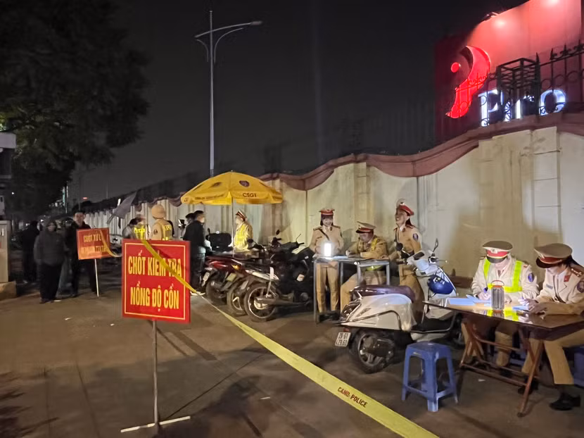 Tổ công tác gồm nhiều đơn vị phối hợp kiểm tra xử lý vi phạm nồng độ cồn